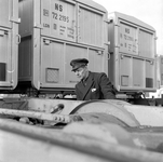 841923 Afbeelding van de chauffeur van een Daf-losser van Van Gend & Loos tijdens het overzetten van een gesloten ...